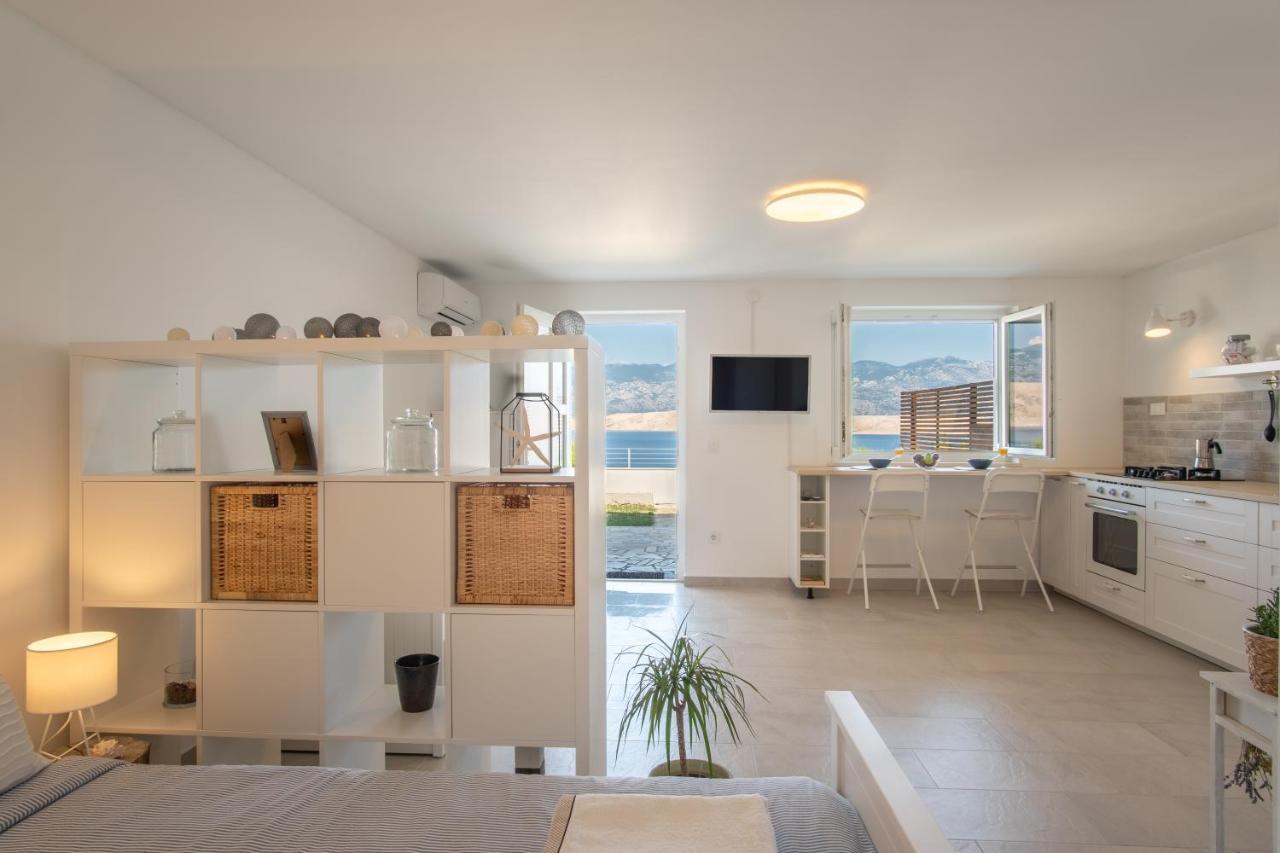 A White Cliffside Studio Pag Town Exterior foto