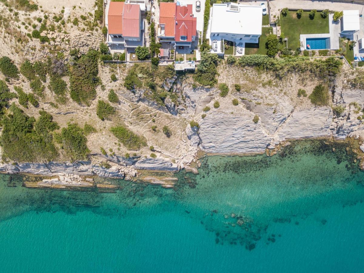 A White Cliffside Studio Pag Town Exterior foto