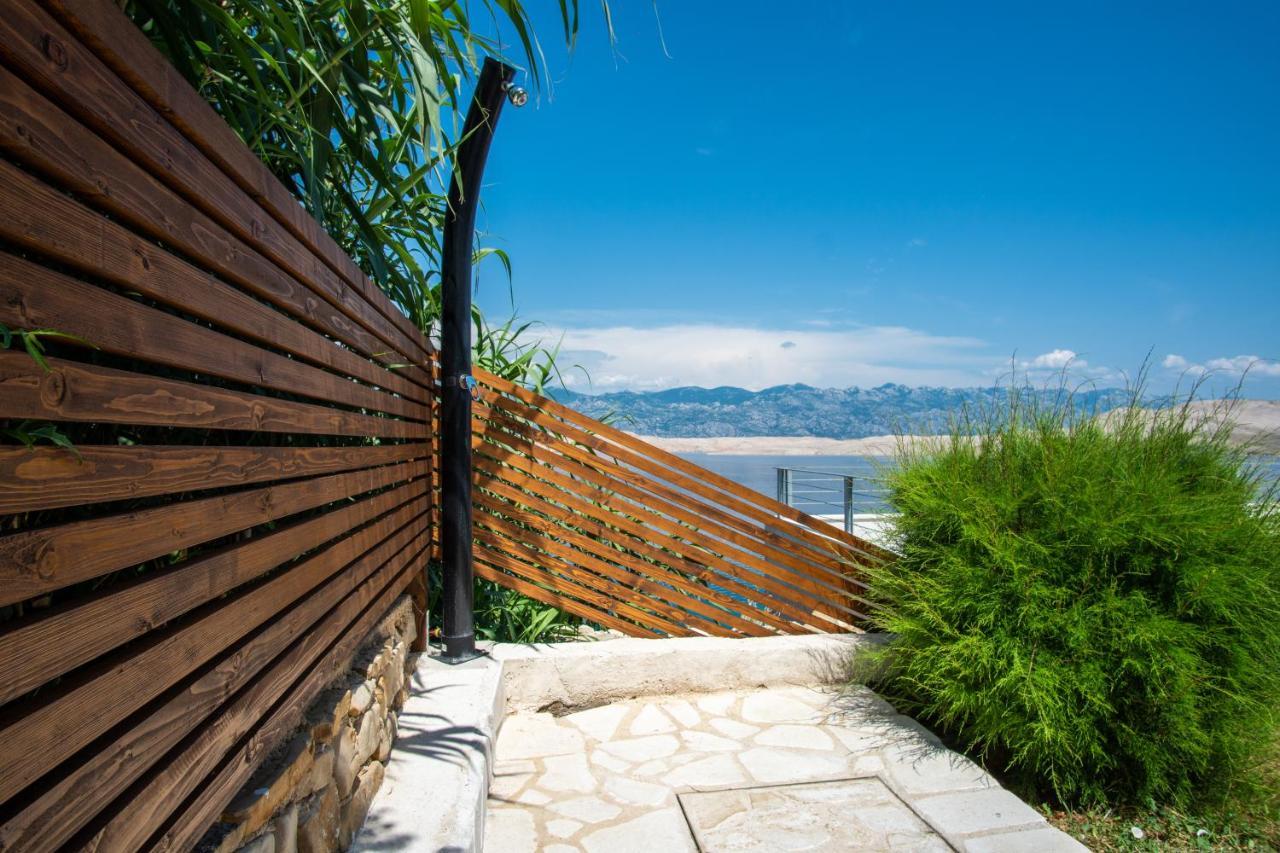 A White Cliffside Studio Pag Town Exterior foto